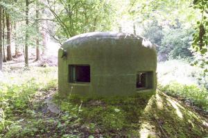 Ligne Maginot - WINDSTEIN - (Casemate d'infanterie - double) - La cloche GFM, noter le créneau décalé destiné à battre la pente en avant de la casemate