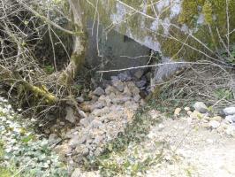 Ligne Maginot - Blockhaus Db45 - Mb3 - CHAMPS LATTES - L'entrée encombrée de branches et autres cailloux... Difficile d'accéder.