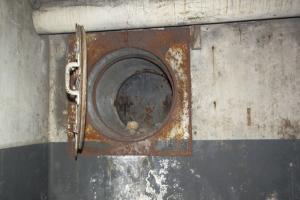 Ligne Maginot - NANCY- LAXOU - CENTRAL PROTéGé - (Central téléphonique isolé) - La porte intérieure est une porte étanche. Détail d'une des baies de ventilation
Le volet blindé placé coté extérieur et muni de deux verrous est visible au fond de la gaine.
Détail d'une des baies de ventilation