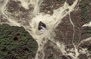 Ligne Maginot - B14 - Les DUNES 14 (Blockhaus pour arme infanterie) - L'ombre portée indique la présence d'une guérite d'observation en béton sur le toit du bloc.