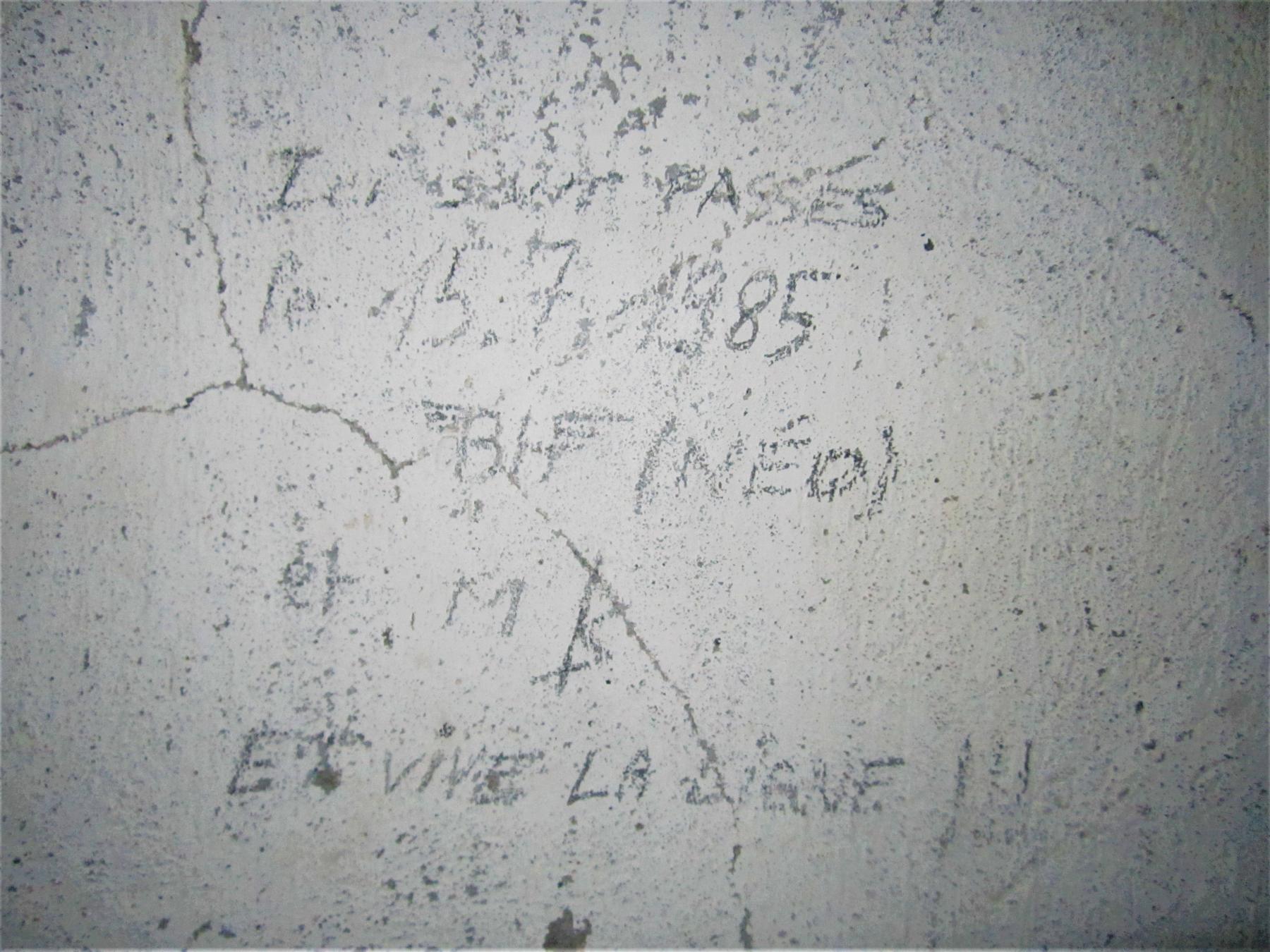 Ligne Maginot - NONNENHARDT N°3 - (Blockhaus pour arme infanterie) - Un graffiti bien sympathique
...et vive la Ligne !
