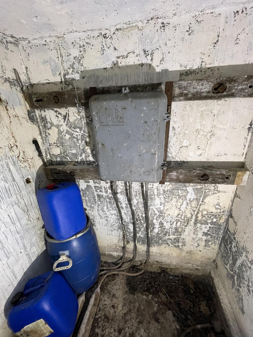 Ligne Maginot - U - (Chambre de coupure) - L'intérieur de la chambre de coupure 'réduite' (puits de coupure) avec le répartiteur LMRT d'après-guerre.

Elle semble avoir été utilisée comme local de stockage pour un chasseur.