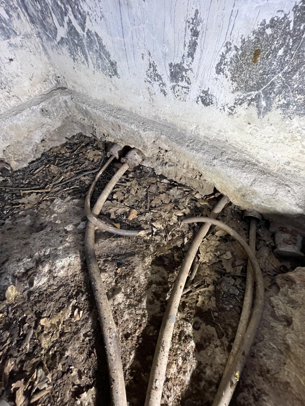 Ligne Maginot - U - (Chambre de coupure) - L'arrivée et le départ des câbles téléphoniques