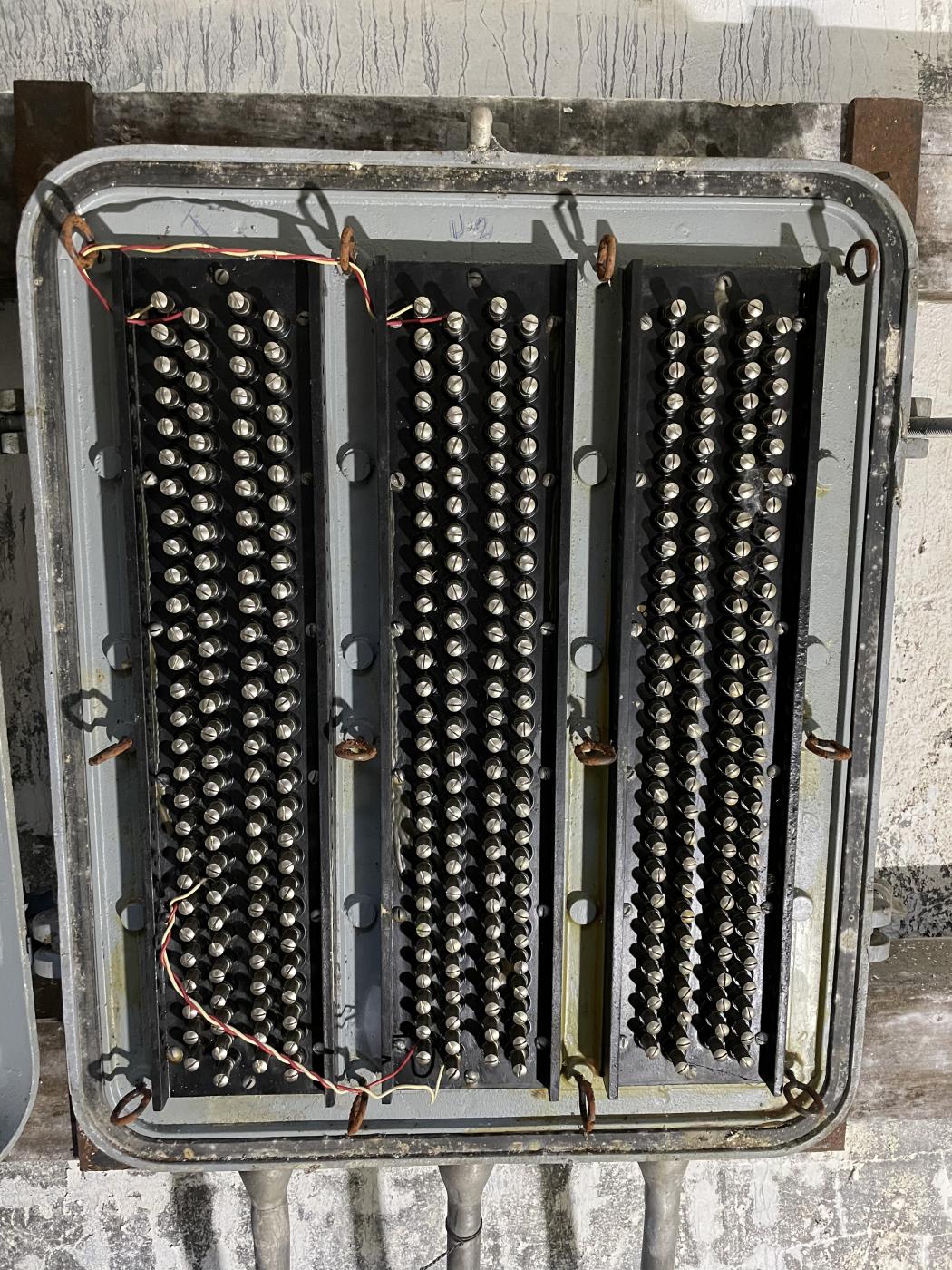 Ligne Maginot - U - (Chambre de coupure) - Détail des connexions dans le boîtier répartiteur.

Notez les inscriptions 'T' et 'U2' indiquant les chambres de coupure concernées