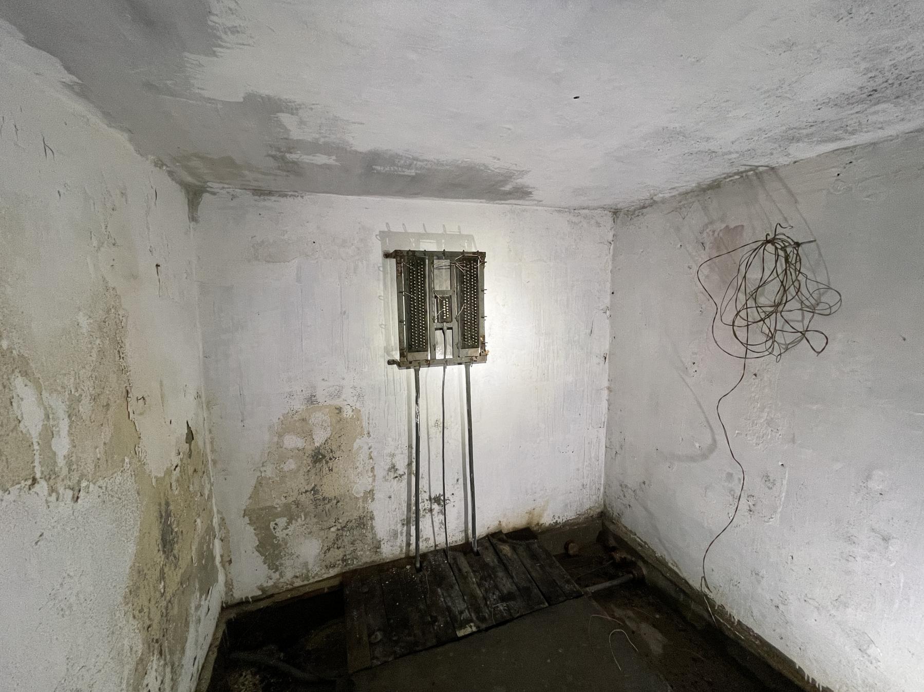 Ligne Maginot - C4 - (Chambre de coupure) - Le local téléphonique avec le répartiteur modernisé en place