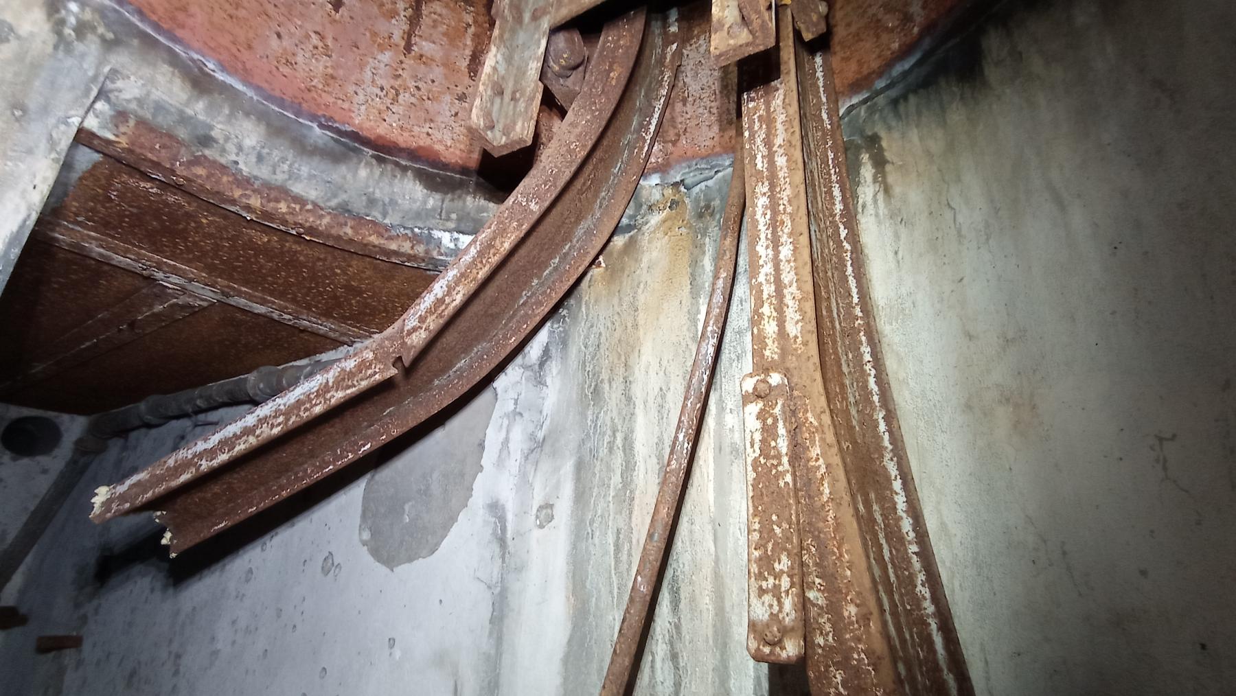 Ligne Maginot - GUNSTHAL COL EST - (Blockhaus pour arme infanterie) - Puits de la cloche G.F.M. 
La charge a sectionné les deux rails de translation du plancher mobile    