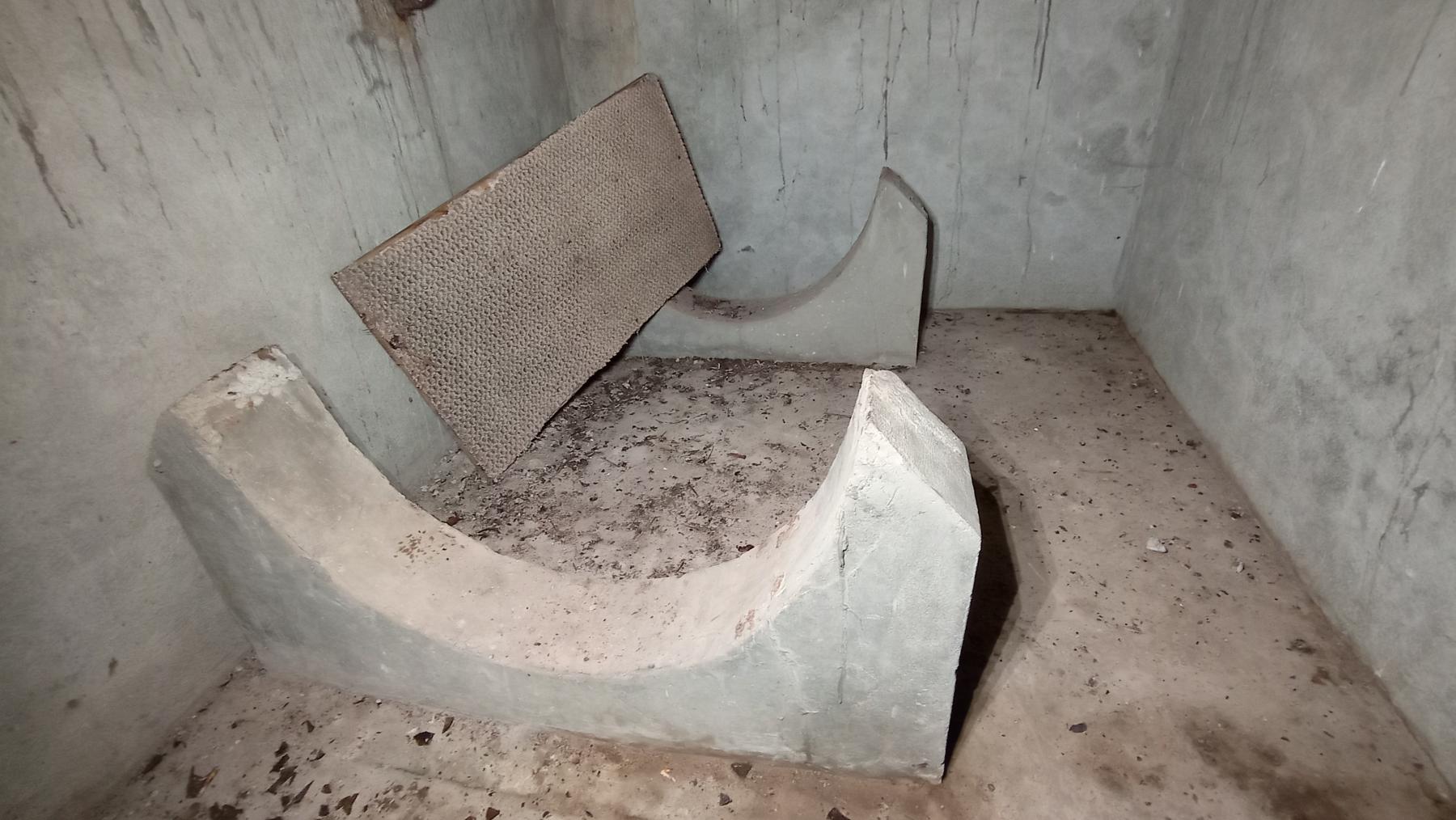 Ligne Maginot - GUNSTHAL COL OUEST - (Blockhaus pour arme infanterie) - Fosse chimique ASEPTA avec supports de la citerne 