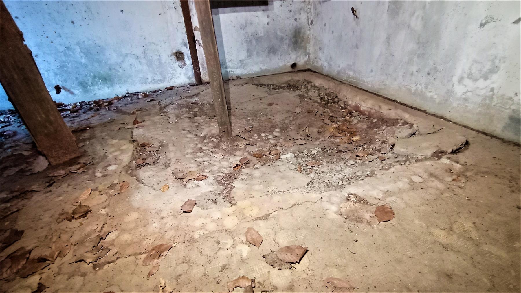Ligne Maginot - GUNSTHAL FERME OUEST - (Blockhaus pour arme infanterie) - Au dessous du filtre le radier est enfoncé suite à l'explosion d'une charge posé par les allemands