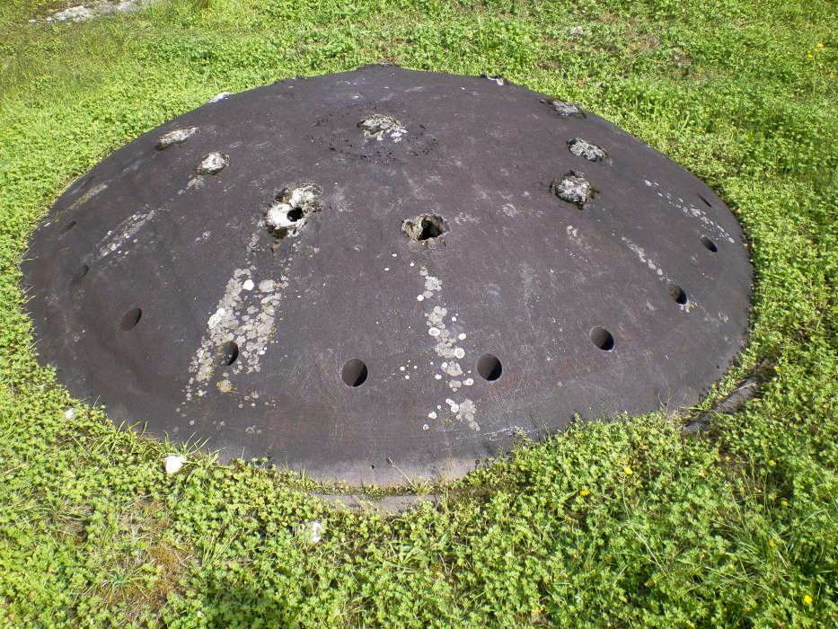 Ligne Maginot - FOUR A CHAUX - FAC - (Ouvrage d'artillerie) - Bloc 1
Tourelle pour obusiers de 135
Noter les trous fait par les Allemands destinés à l'injection du gaz éthylénique. Les trous de fixation de la calotte ont été 'déplombés' par l'explosion