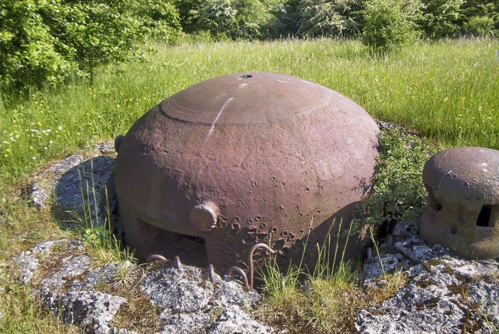 Ligne Maginot - FOUR A CHAUX - FAC - (Ouvrage d'artillerie) - Bloc 1
Noter l'enfoncement des cloches dans la dalle après l'explosion du bloc