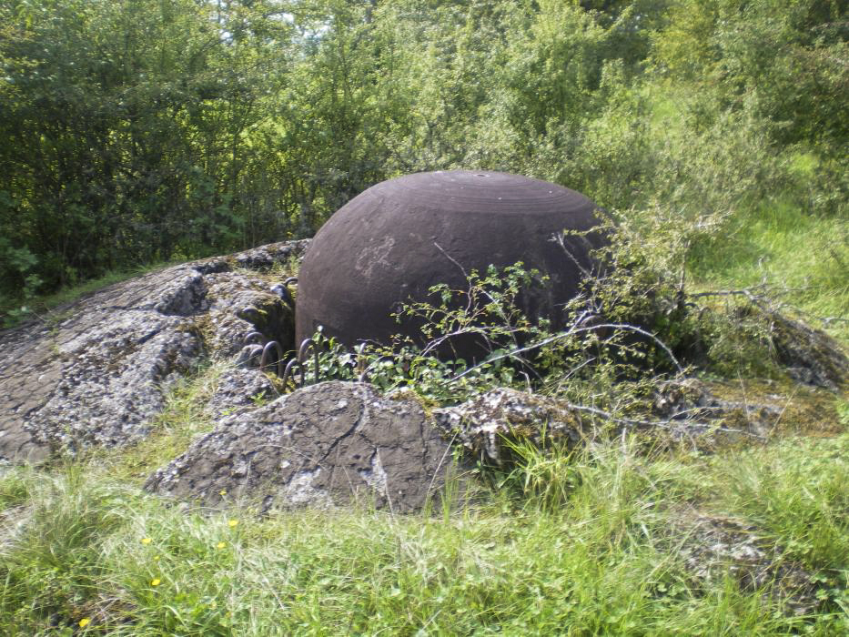 Ligne Maginot - FOUR A CHAUX - FAC - (Ouvrage d'artillerie) - Bloc 1
Noter l'enfoncement des cloches dans la dalle après l'explosion du bloc