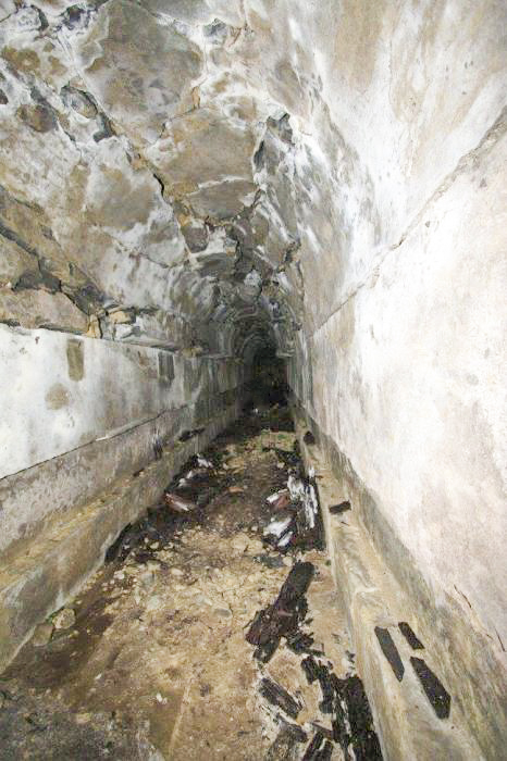 Ligne Maginot - FOUR A CHAUX - FAC - (Ouvrage d'artillerie) - Les dessous du bloc 1 
Les effets des destructions liées aux essais allemands sont nettement visibles sur la photo et expliquent que ce bloc n'ait pas été remis en état après guerre