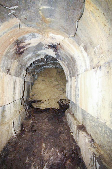 Ligne Maginot - FOUR A CHAUX - FAC - (Ouvrage d'artillerie) - Les dessous du bloc 1 
La galerie menant au bloc est comblée