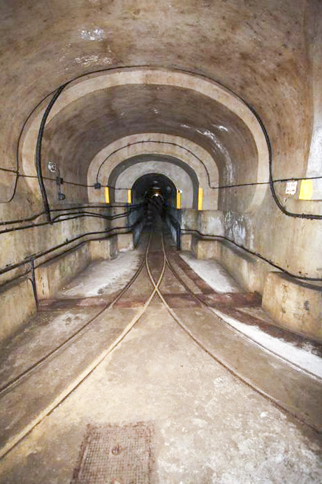 Ligne Maginot - FOUR A CHAUX - FAC - (Ouvrage d'artillerie) - Bifurcation vers les blocs 5 et 6
Les galeries fortement endommagées par les destructions allemandes ont été réparées avec entre autres des voutes préfabriquées installées en sous-oeuvre