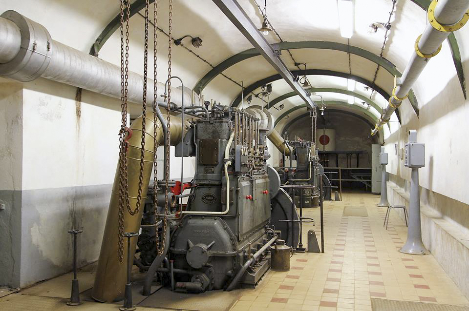 Ligne Maginot - FOUR A CHAUX - FAC - (Ouvrage d'artillerie) - Usine électrique
Groupes électrogènes à moteur SULZER 4 DF 22.
Ces groupes ont été installés en 1954 en remplacement des groupes 4 KD 22 d'origine