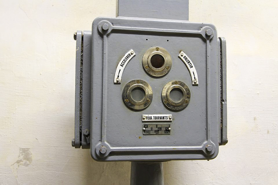 Ligne Maginot - FOUR A CHAUX - FAC - (Ouvrage d'artillerie) - Usine électrique
Colonne de feux tournant destinée à permettre la synchronisation des groupes électrogènes et leur couplage