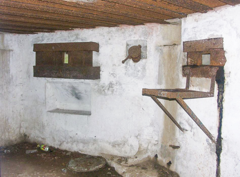 Ligne Maginot - NEUWEIHER 2 (Blockhaus pour arme infanterie) - Créneau de mitrailleuse gauche, goulotte lance grenade et créneau central pour fusil mitrailleur