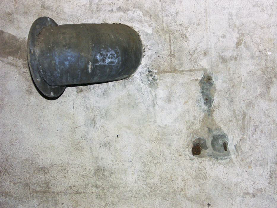 Ligne Maginot - NEUWEIHER 2 (Blockhaus pour arme infanterie) - Gaine d'arrivée d'air et arrivée téléphonique.
Les fixations de la prise TM32 et d'un support pour un dispositif de protection indéfini sont visibles sur la photo. - Pascal LAMBERT