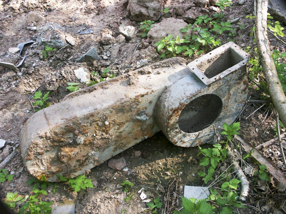 Ligne Maginot - NEUWEIHER 2 (Blockhaus pour arme infanterie) - Restes du dispositif de ventilation  découverts à proximité - Pascal LAMBERT