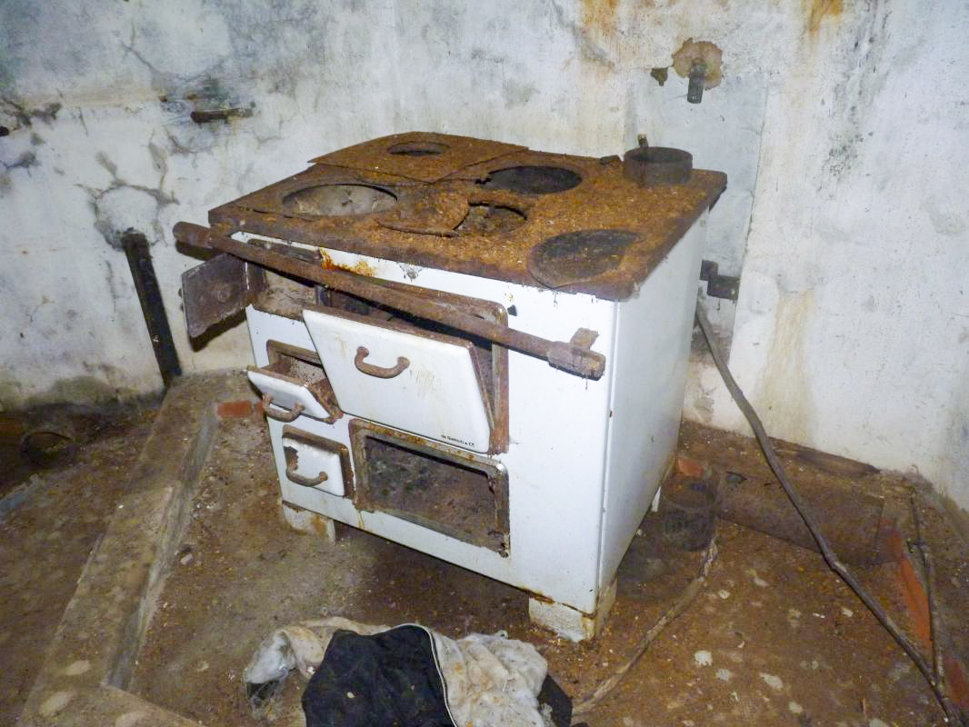 Ligne Maginot - WINECKERTHAL Ouest (Casemate d'infanterie - double) - La cuisinière est elle une cuisinière de récupération de l'époque ??