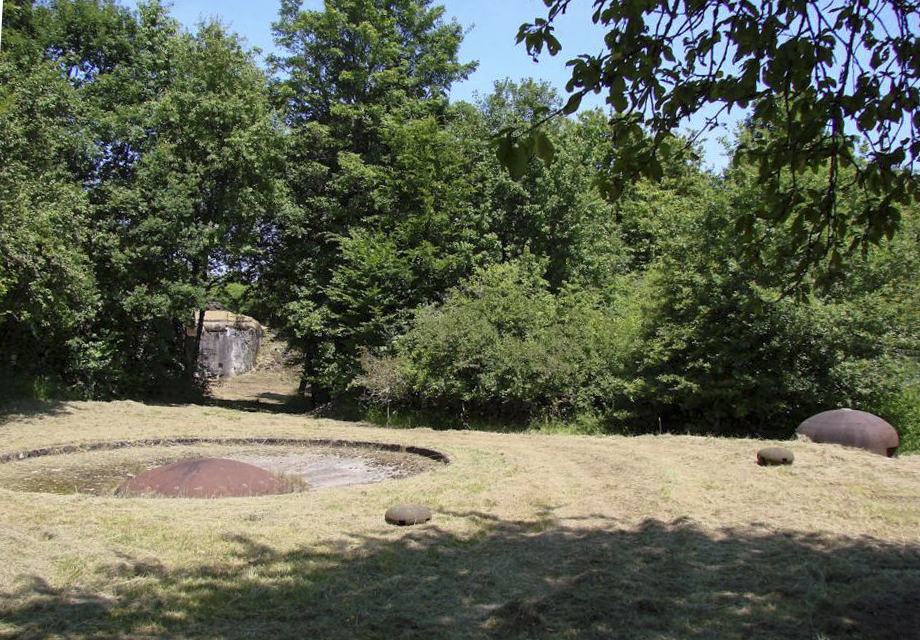 Ligne Maginot - HACKENBERG - A19 (Ouvrage d'artillerie) - Vue d'ensemble du bloc 6 avec en second plan le bloc 4. - Schnoupf