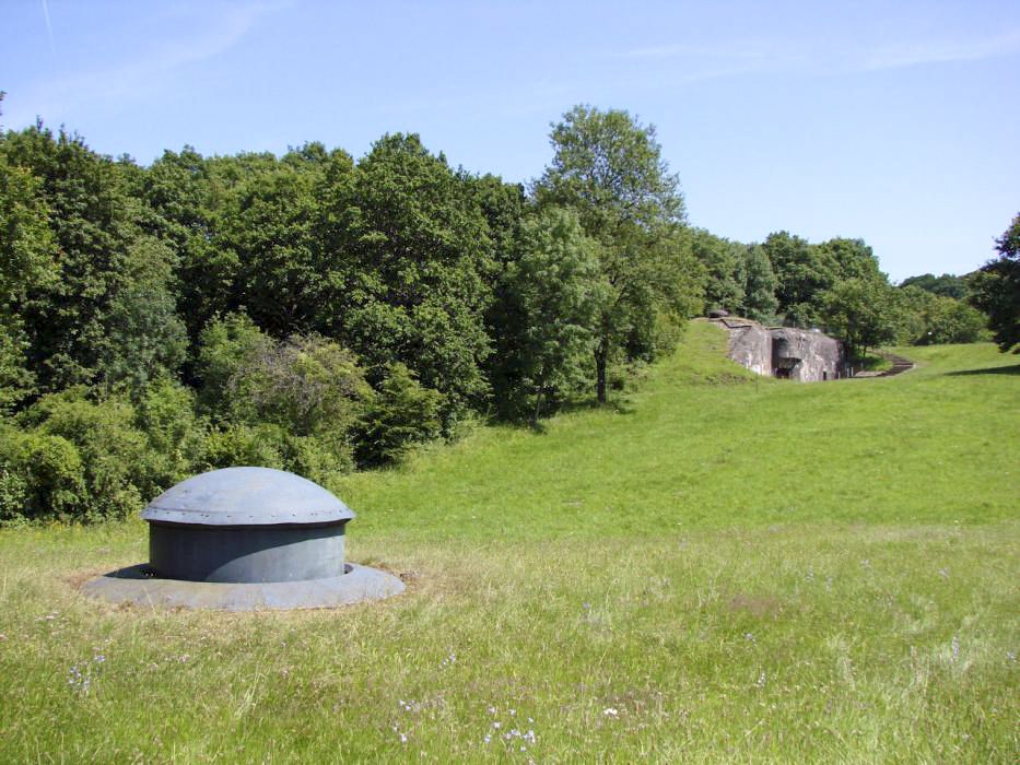 Ligne Maginot - Ouvrage d'artillerie du HACKENBERG - Bloc 7
Tourelle de mitrailleuses avec au fond, le bloc 9. - Schnoupf