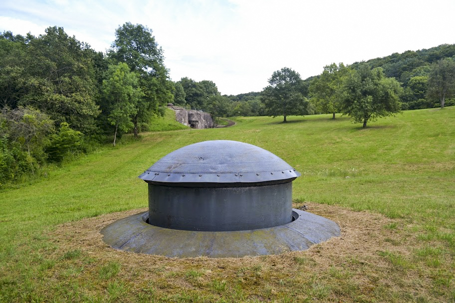 Ligne Maginot - HACKENBERG - A19 (Ouvrage d'artillerie) - Bloc 7
Tourelle de mitrailleuses
Le bloc  9 est visible au second plan - PAVEL Jan