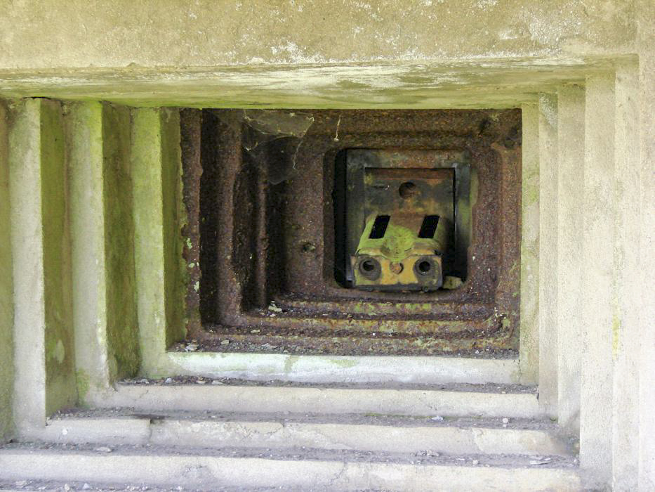 Ligne Maginot - HACKENBERG - A19 (Ouvrage d'artillerie) - Bloc 7
Détail d'un créneau de jumelage de mitrailleuses. - Schnoupf