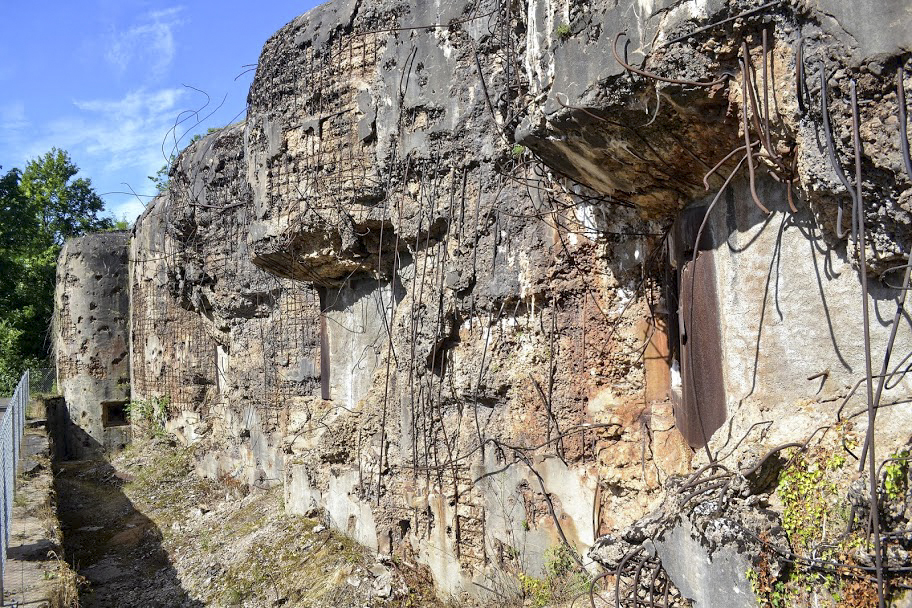 Ligne Maginot - HACKENBERG - A19 (Ouvrage d'artillerie) - Bloc 8
Casemate d'artillerie pilonnée par l'artillerie américaine en 1944 - PAVEL Jan