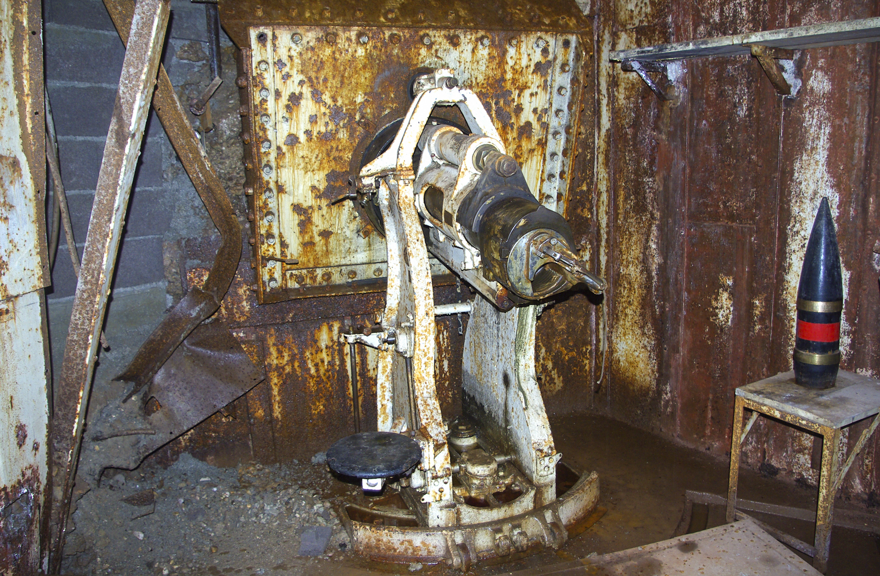 Ligne Maginot - HACKENBERG - A19 - (Ouvrage d'artillerie) - Bloc 8
Un canon de 75 modèle 1929. A côté sur le tabouret, un obus de 155 mm du genre de ceux qui ont été tirés sur le bloc en 1944. - Frédéric Lisch
