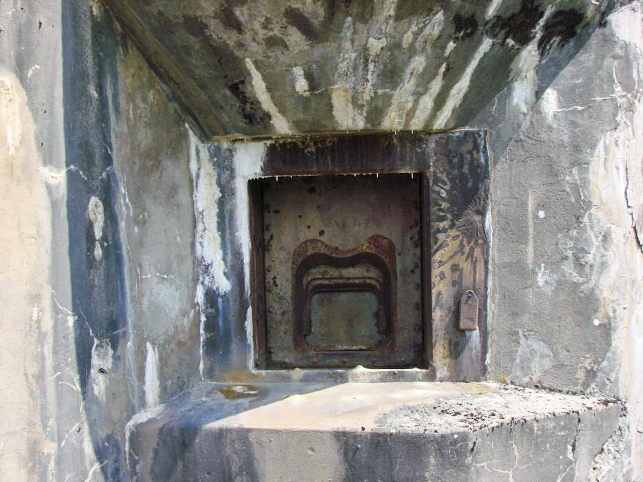 Ligne Maginot - HACKENBERG - A19 (Ouvrage d'artillerie) - Bloc 9
Embrasure de 135
Noter le volet blindé verrouillé