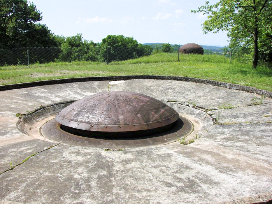 Ligne Maginot - HACKENBERG - A19 (Ouvrage d'artillerie) - Tourelle de 135 du bloc 9
En second plan, l'une des 2 cloches GFM du bloc. - Schnoupf