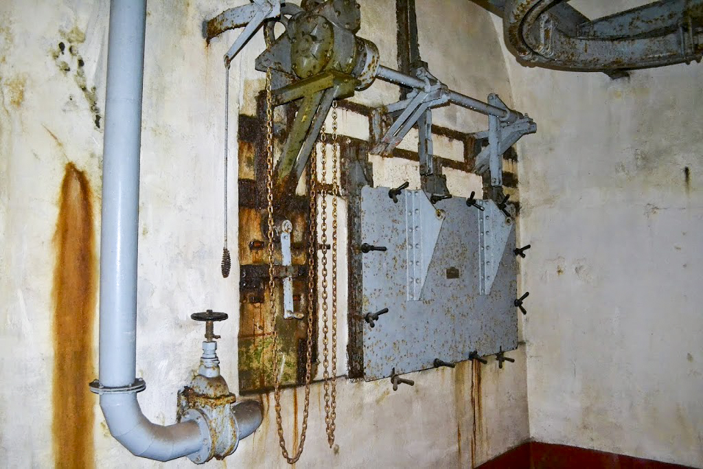 Ligne Maginot - HACKENBERG - A19 (Ouvrage d'artillerie) - Bloc 9 
Receptacle pour les douilles usagées au pied du bloc - PAVEL Jan