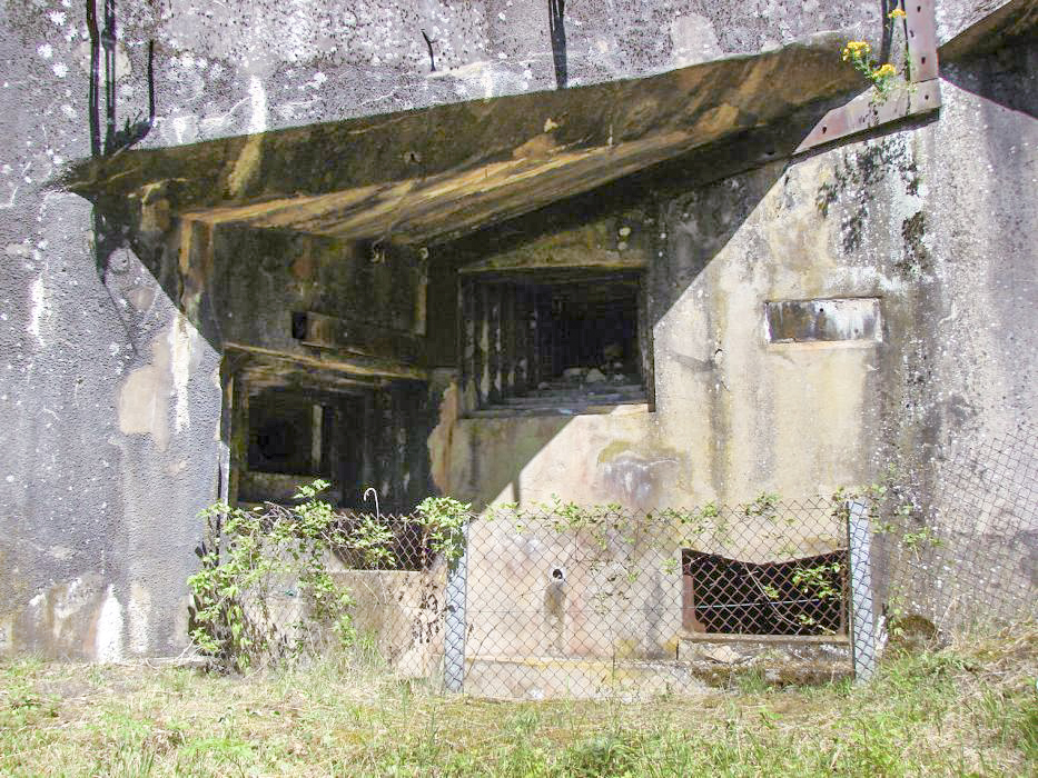 Ligne Maginot - Ouvrage d'artillerie du HACKENBERG - Bloc 21
Un créneau FM, un créneau AC37 et créneau de mortier de 50. - Schnoupf