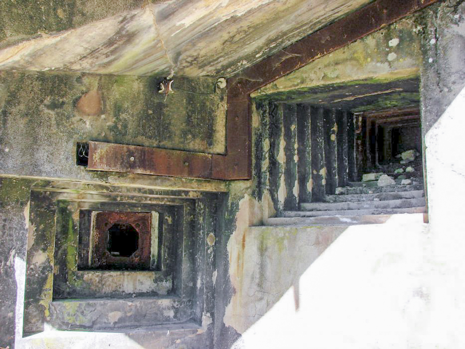 Ligne Maginot - Ouvrage d'artillerie du HACKENBERG - Bloc 21
Détails d'un créneau FM et du créneau AC 37. - Schnoupf