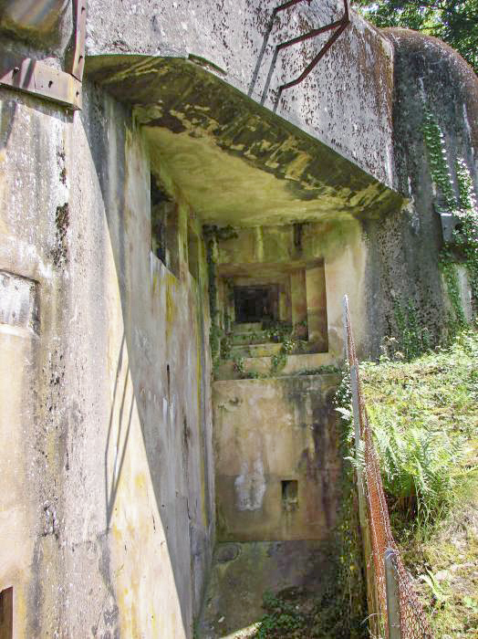 Ligne Maginot - HACKENBERG - A19 (Ouvrage d'artillerie) - Bloc 21
Fossé diamant et un créneau FM. - Schnoupf