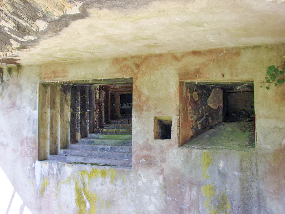 Ligne Maginot - HACKENBERG - A19 (Ouvrage d'artillerie) - Bloc 21
Créneau JM et un créneau projecteur. - Schnoupf