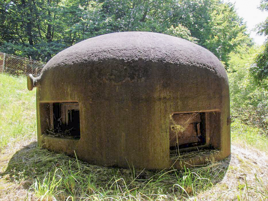 Ligne Maginot - HACKENBERG - A19 (Ouvrage d'artillerie) - Bloc 21
Cloche GFM.
Noter les créneaux décalés adaptés au profil du terrain. - Schnoupf
