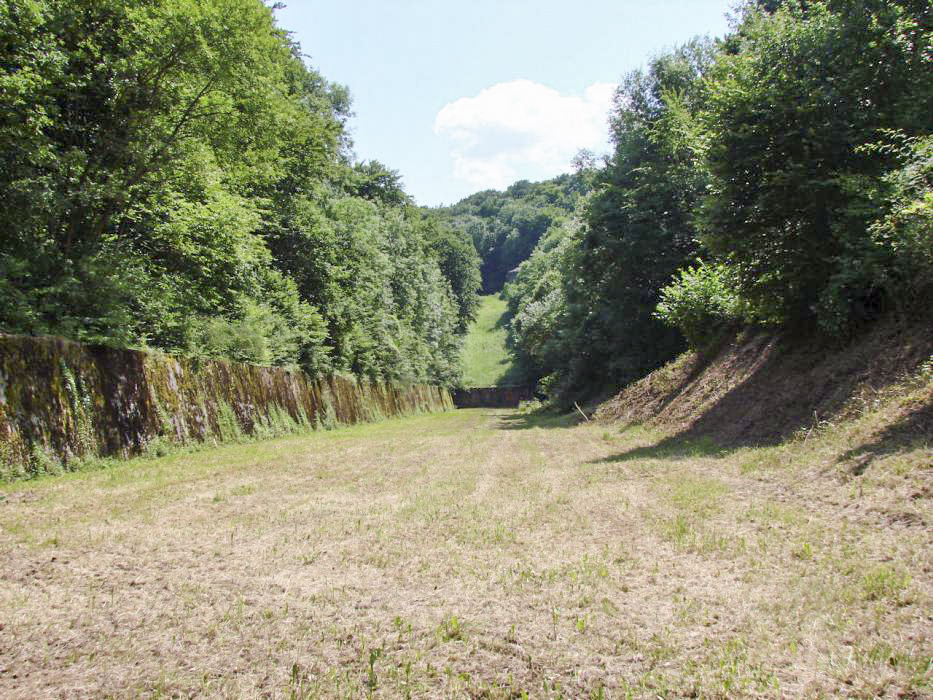Ligne Maginot - HACKENBERG - A19 (Ouvrage d'artillerie) - Vue du fossé antichar depuis le bloc 25. 
On aperçoit, vers la droite, le bloc 24. - Schnoupf