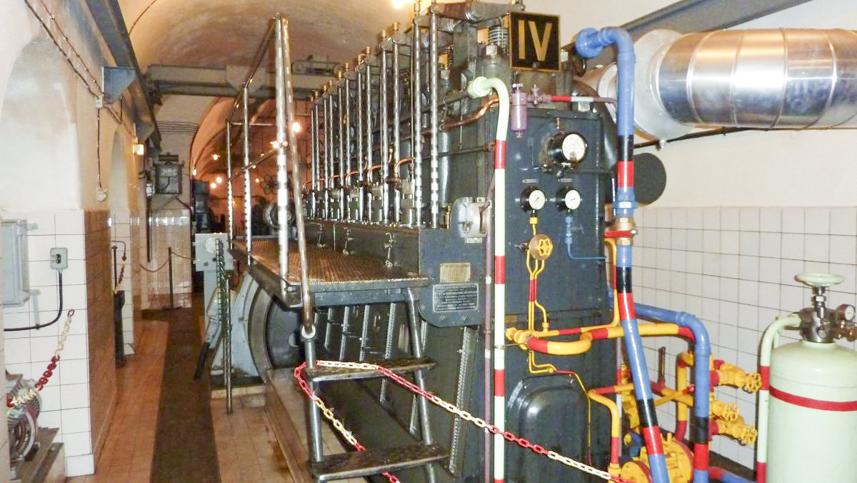 Ligne Maginot - HACKENBERG - A19 (Ouvrage d'artillerie) - L'usine électrique
Groupe électrogène à moteur SGCM 6 GVU 42 - ELLENA-CUNY