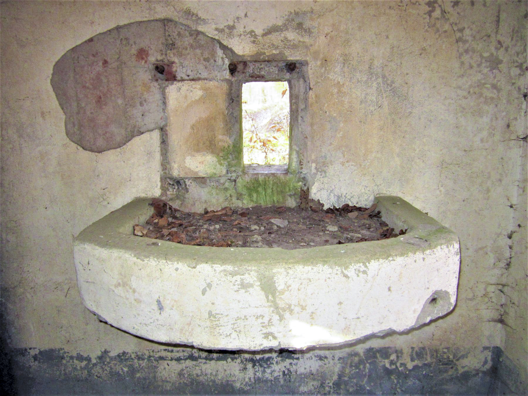 Ligne Maginot - FM31 - NONNENHARDT CENTRE 4 - (Blockhaus pour arme infanterie) - Créneau latéral droit avec tablette de tir FM - Gregory Fuchs