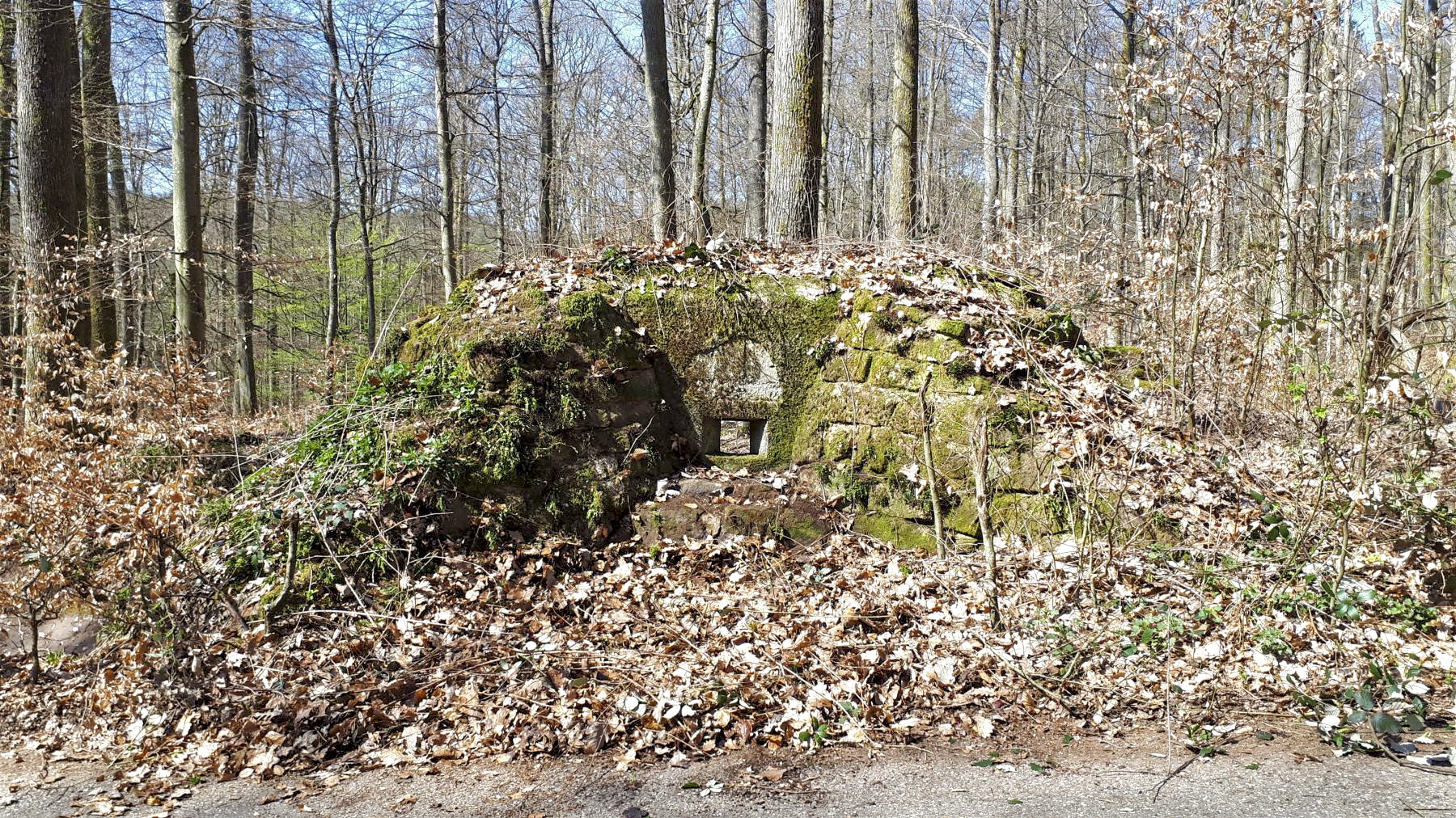 Ligne Maginot - FM46 - NONNENHARDT CENTRE 5 - (Blockhaus pour arme infanterie) - Le créneau frontal, protégé par des orillons en pierres sèches - Gregory Fuchs