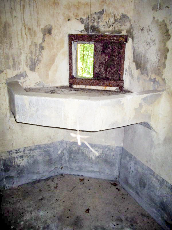 Ligne Maginot - FM77 - BETZENTHAL 4 - (Blockhaus pour arme infanterie) - Le créneau frontal avec tablette de tir pour FM - Fré Do