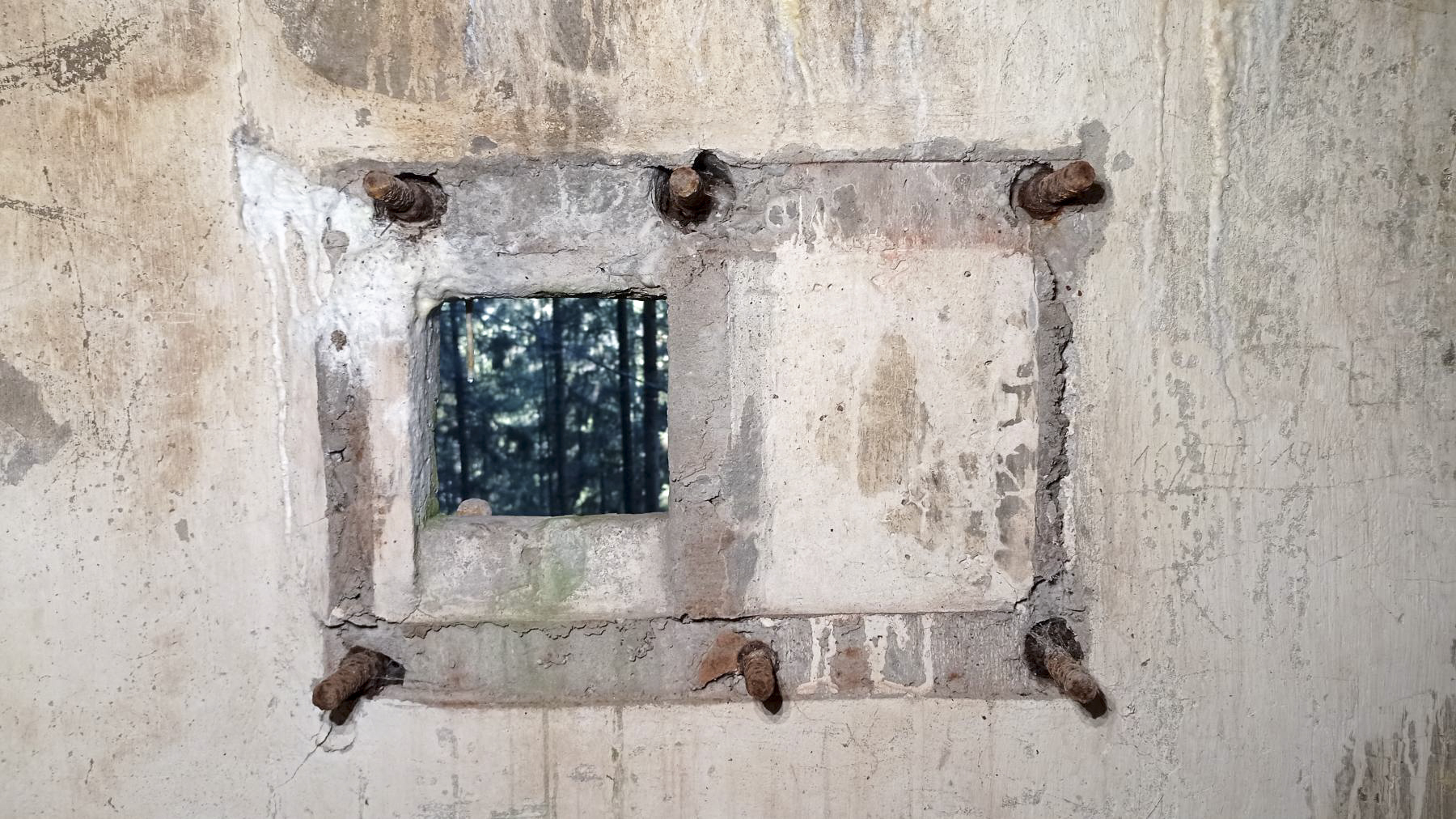 Ligne Maginot - FM77 - BETZENTHAL 4 - (Blockhaus pour arme infanterie) - Le créneau latéral - Baptiste GAUDIN