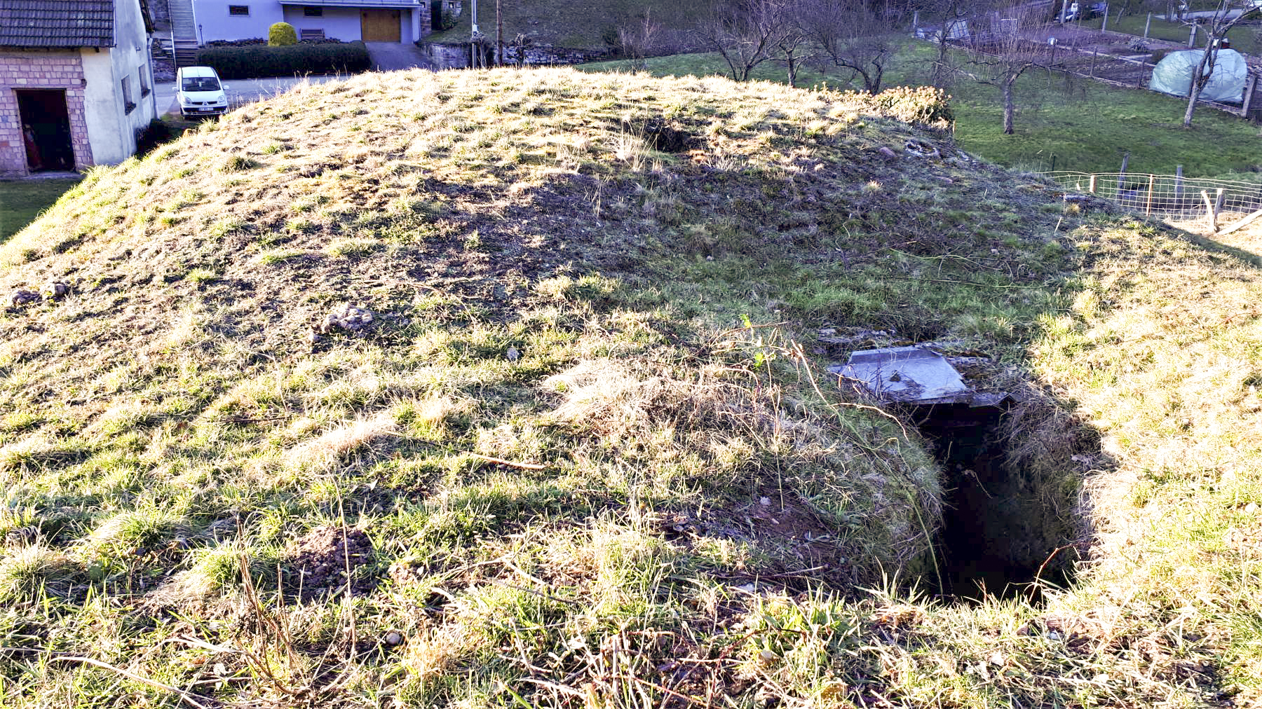 Ligne Maginot - FM127 - PETIT MUEHLBERG NORD - (Blockhaus pour arme infanterie) - Vue sur la dalle et la tranchée d'accès - Gregory Fuchs