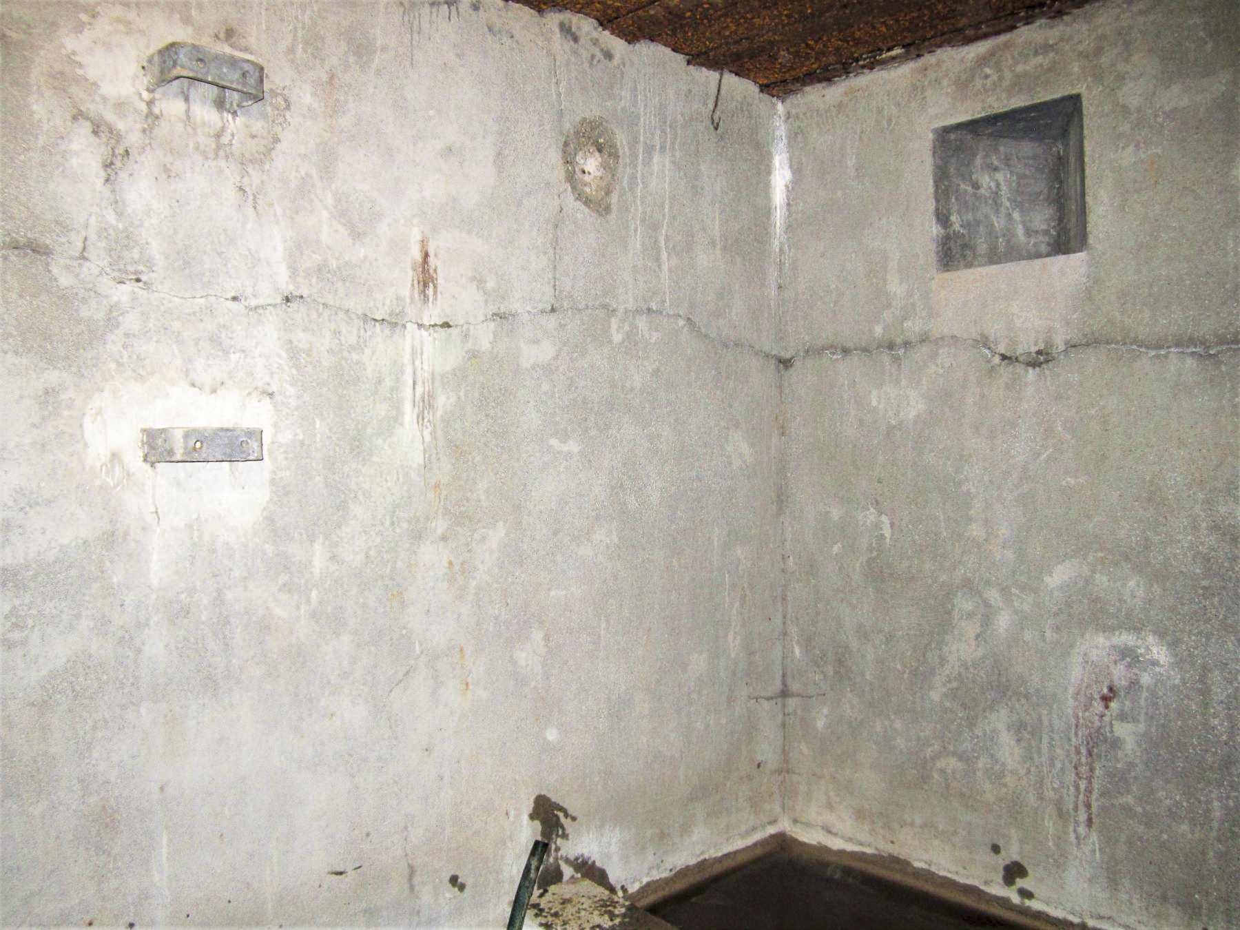 Ligne Maginot - FM127 - PETIT MUEHLBERG NORD - (Blockhaus pour arme infanterie) - Support de ventilateur et niche à lampe - Gregory Fuchs