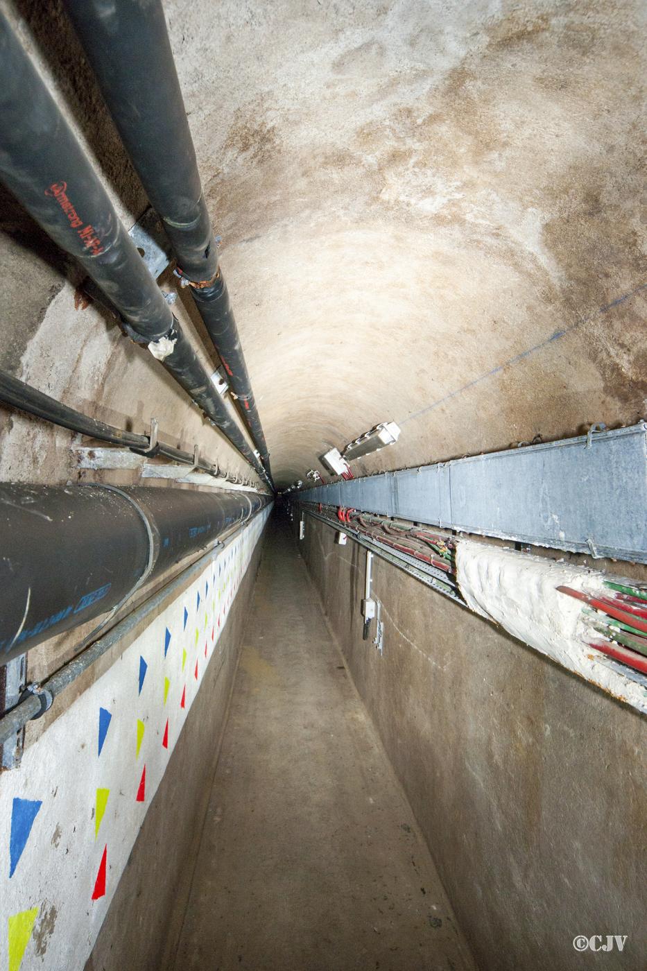 Ligne Maginot - GRAND LOT - X2 - (Abri) - Galerie de liaison avec l'ouvrage du Rochonvillers
Les fléchage colorés au mur sont les itinéraires d'évacuation en cas d'incendie