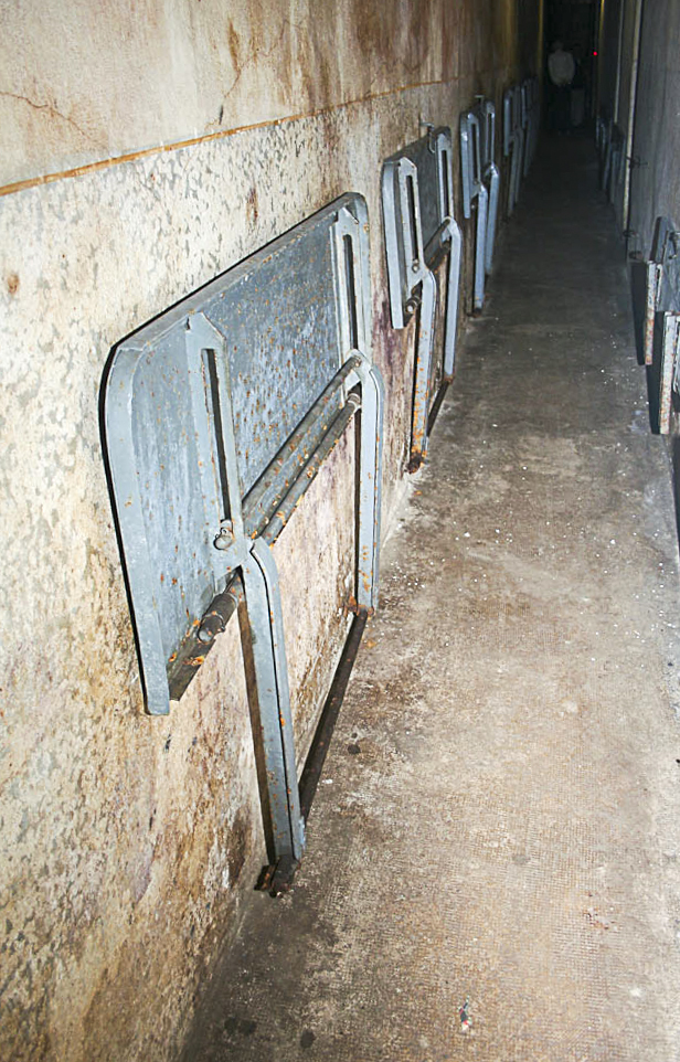 Ligne Maginot - ZEITERHOLZ - X6 - (Abri) - Tables rabattables dans l'un des couloirs de l'abri - Michel Teiten