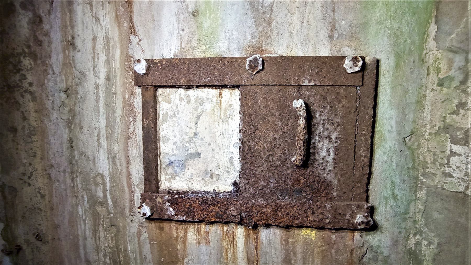 Ligne Maginot - GUNSTHAL 4 - (Blockhaus pour arme infanterie) - Détail du créneau latéral droit - Baptiste GAUDIN