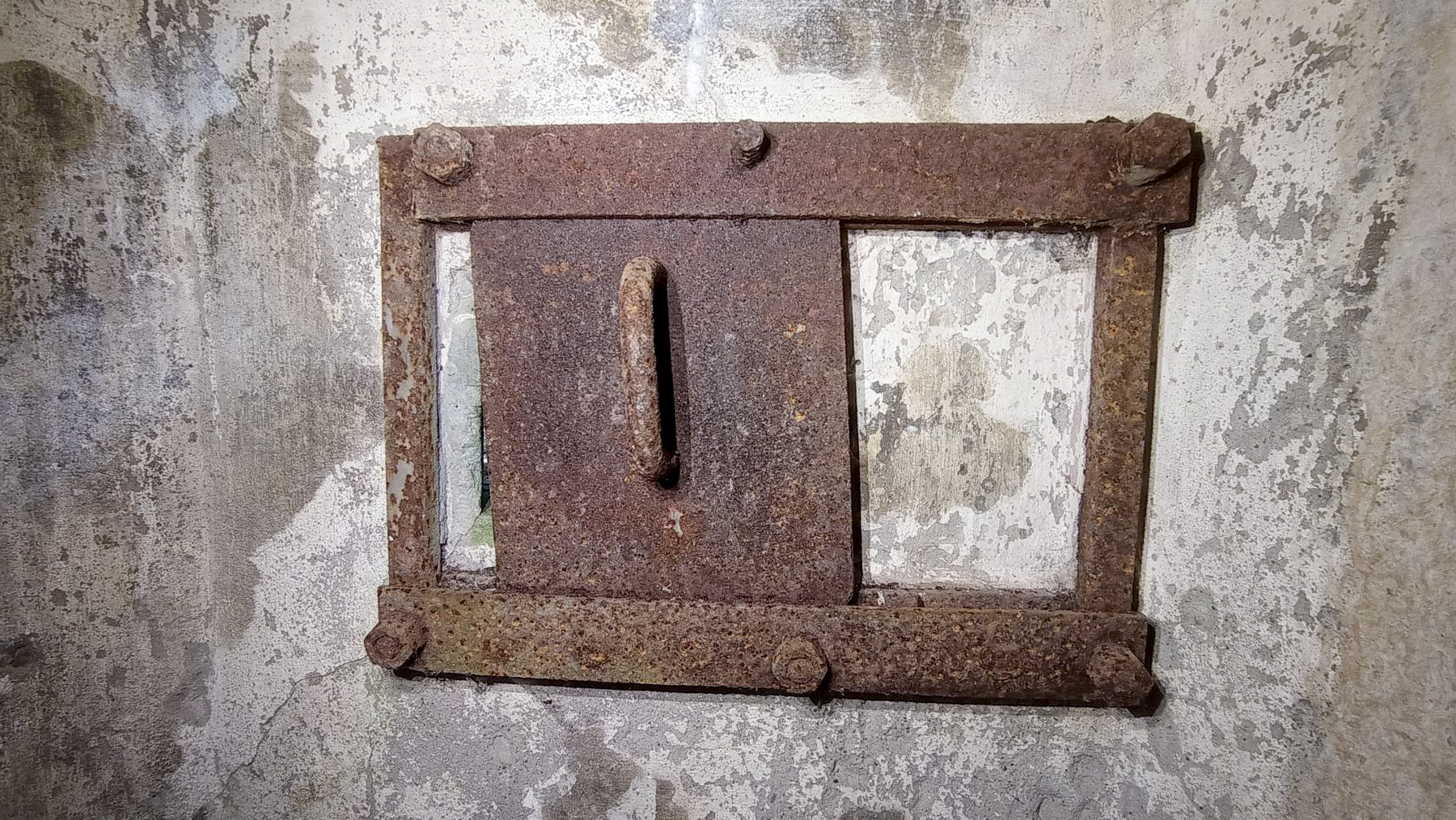 Ligne Maginot - GUNSTHAL 4 - (Blockhaus pour arme infanterie) - Détail du créneau arrière gauche - Baptiste GAUDIN